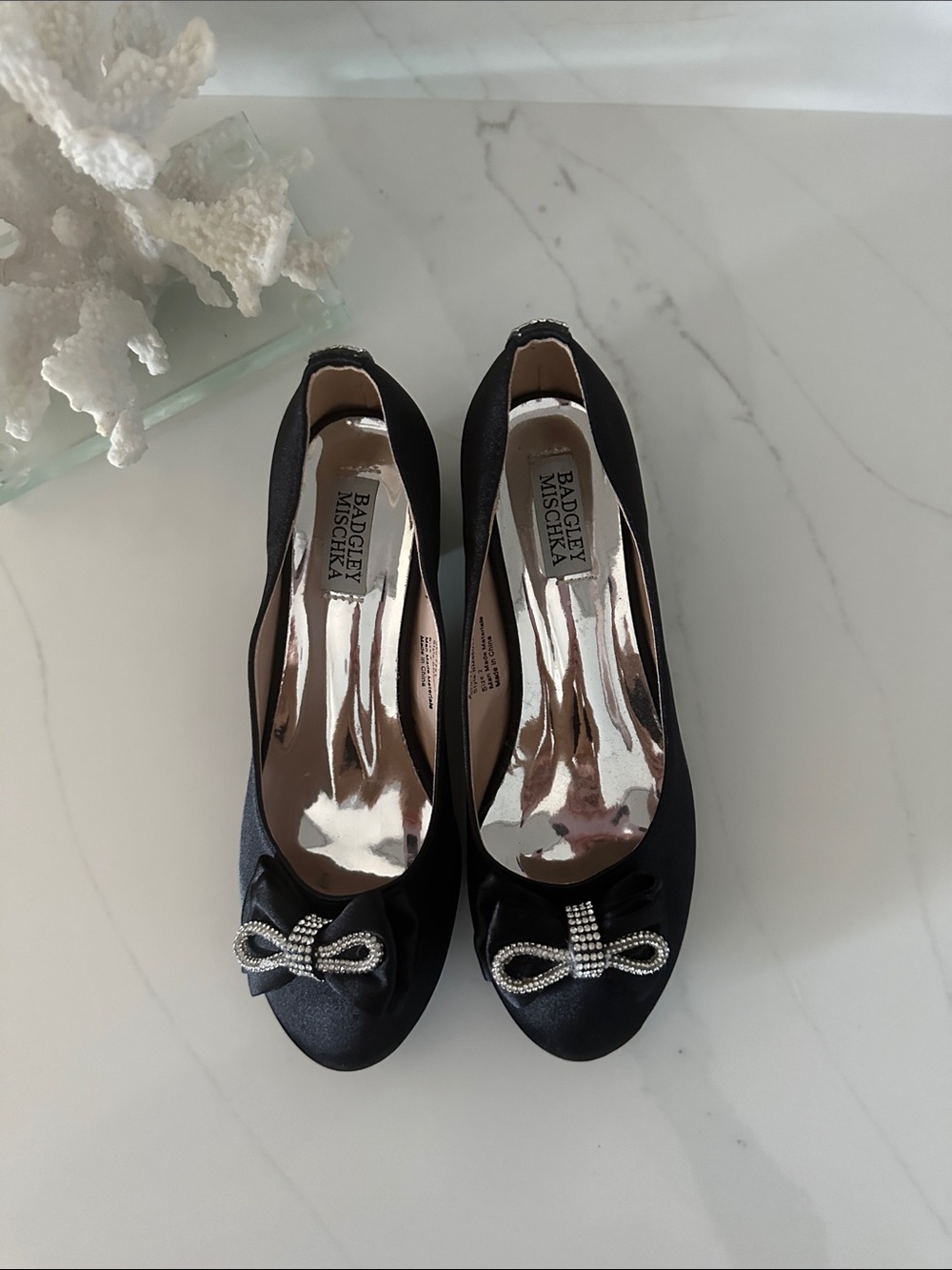 Badgley Mischka girls Black Satin Bow Flats with Crystal Accents. Size 2.
